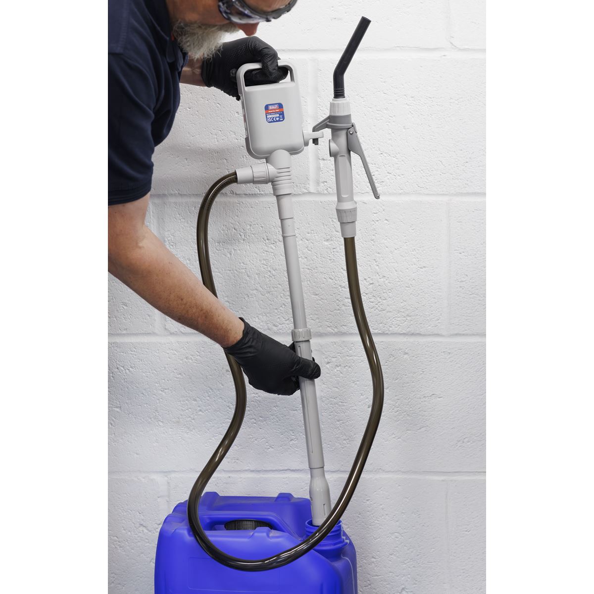 Sealey Fluid Transfer Pump with Nozzle Battery Operated TP81