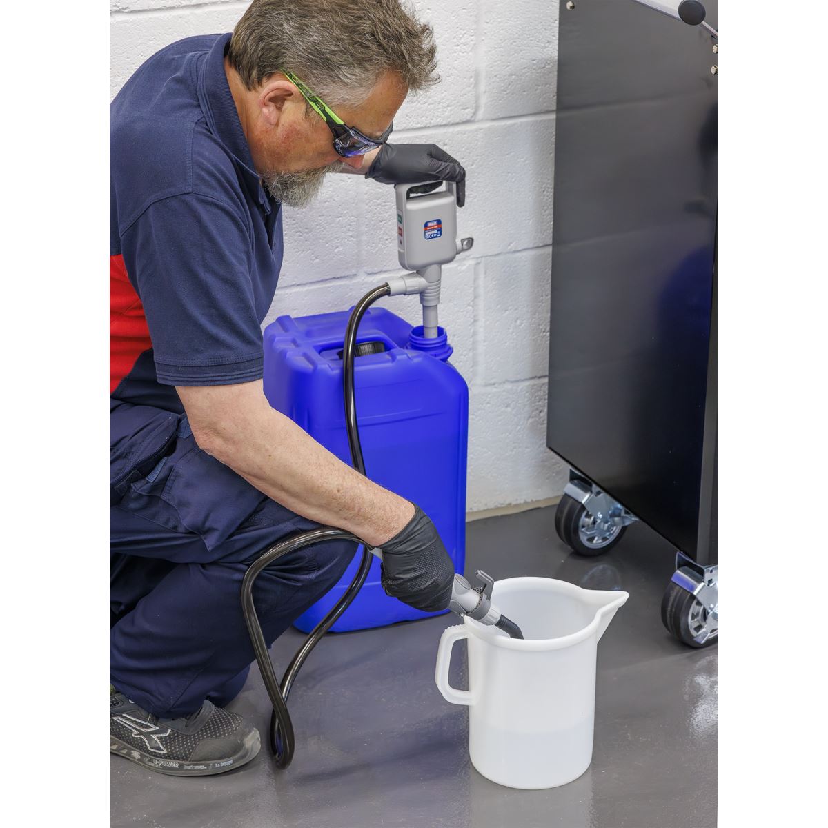 Sealey Fluid Transfer Pump with Nozzle Battery Operated TP81
