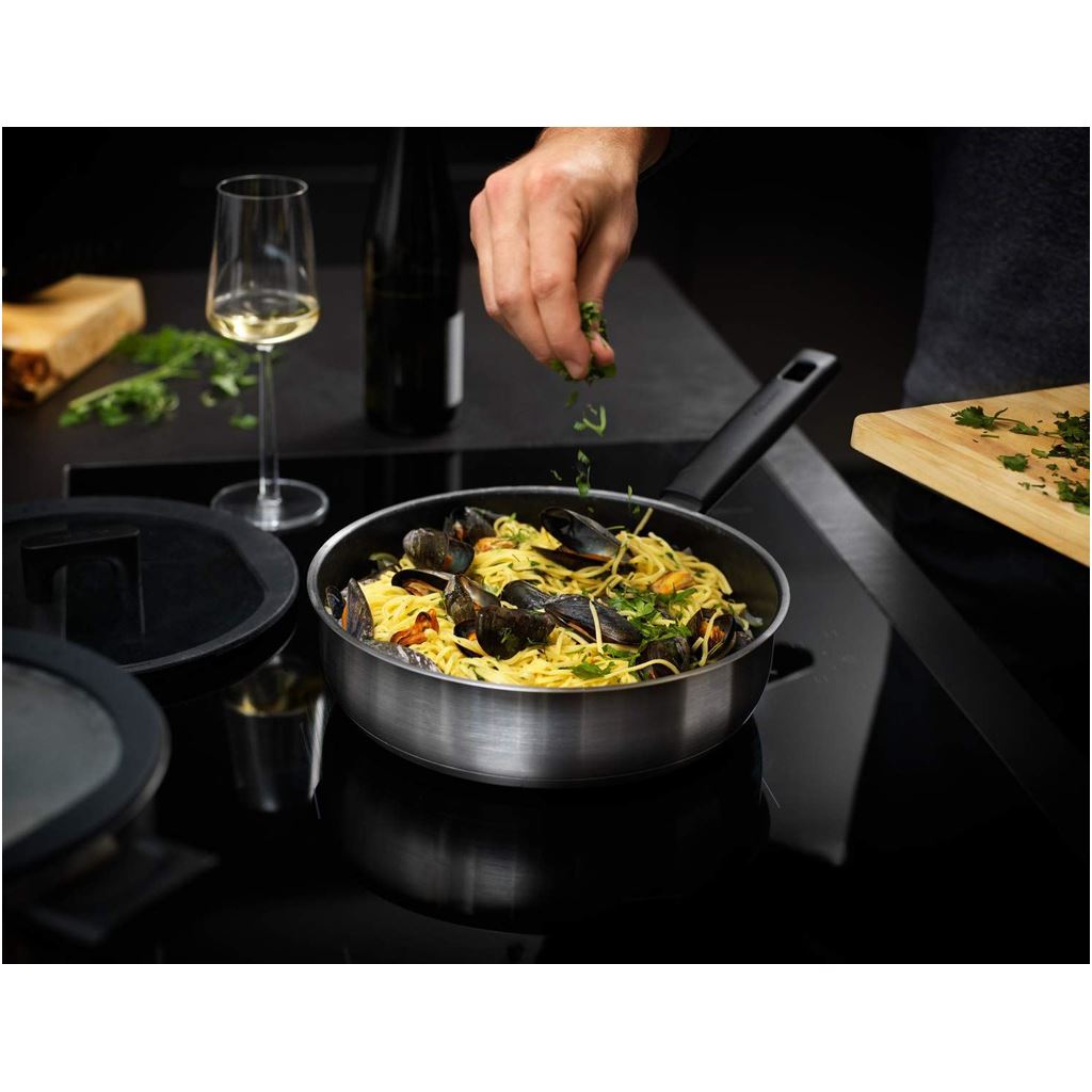 Fiskars HF Steel saut? pan 26cm/3,2L w/lid