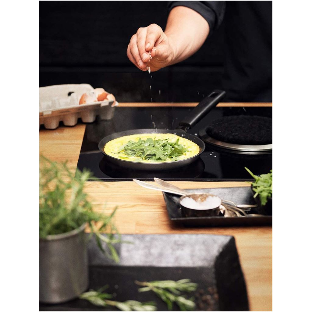 Fiskars HF omelette pan 22cm